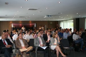 La sala completa. Aforo 100 personas.