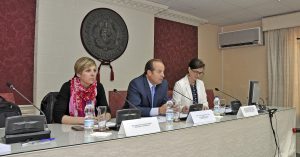 Colegio Abogados Jerez. Patricia Suárez (Presidenta Asuapedefin), Marcos Camacho O'Neale (Decano ICAJ) y Patricia Gabeiras (abogada y secretaria Asuapedefin)