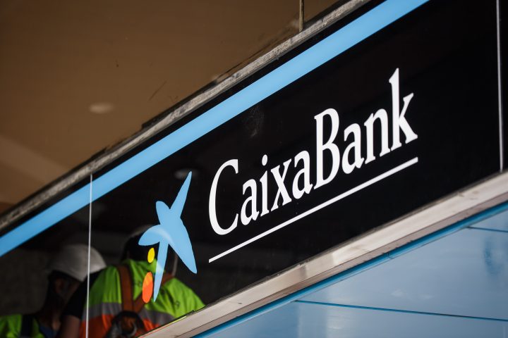La Audiencia confirma la nulidad de la cláusula multidivisa contenida en el préstamo hipotecario suscrito con CaixaBank en el año 2007.