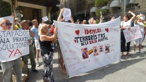 Los afectados por IDENTAL se manifiestan ante el Congreso. ASUFIN.