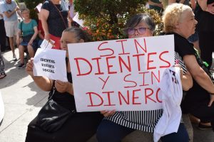 Los afectados por IDENTAL se manifiestan ante el Congreso. ASUFIN.