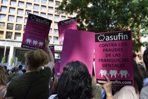 IDENTAL: ASUFIN con los afectados en la protesta de Madrid