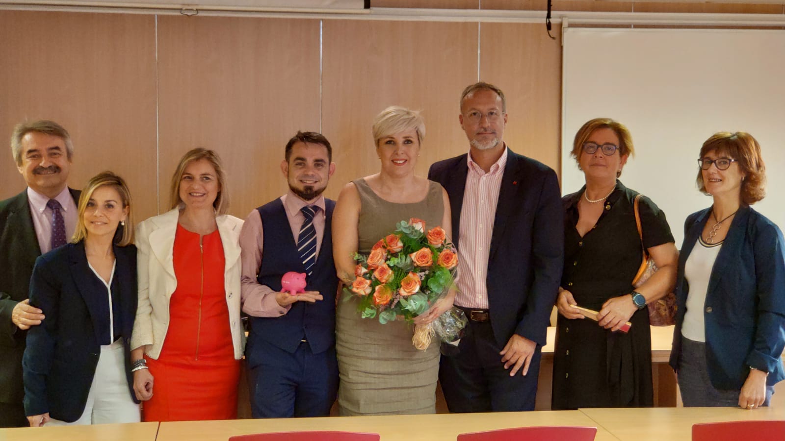 Patricia Suárez celebra diez años de ASUFIN. En la foto con representantes de la sección de consumo del ICAB