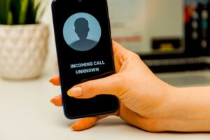 ¿Sabes qué es la técnica de "la llamada" y cómo puede hacer que tomen el control de tu dispositivo?