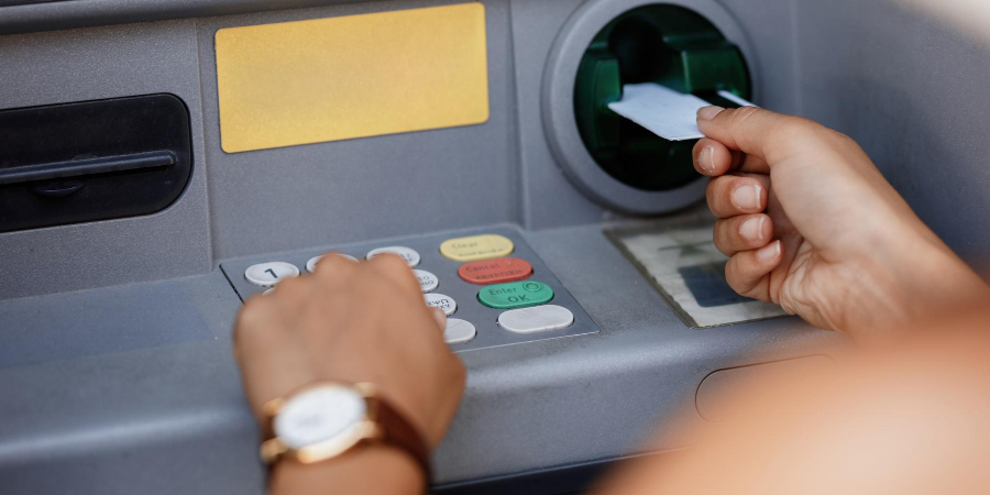 El error más común al usar el cajero que puede ponerte en riesgo