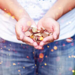 ¿Cómo nos relacionamos con el dinero en España y por qué nos avergüenza hablar de ello en público?