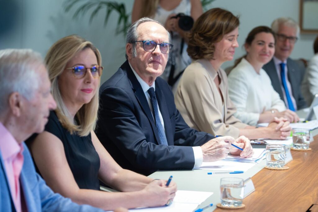 NO USAR ES DE EUROPA PRESS TIENE DCHOS DE AUTOR 240715 REU MINISTRO ECONOMIA BANCA AACC DEFENSOR PUEBLO 2