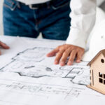 Comprar una vivienda sobre plano: ¿puede la promotora subirte el precio?