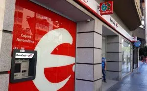 El juzgado declara la nulidad por abusiva de las cláusulas de comisión de apertura y gastos y condena a Ibercaja a restituir las cantidades.