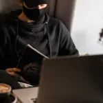 Cómo identificar reseñas falsas y por qué pueden perjudicar tanto a consumidores como a empresas