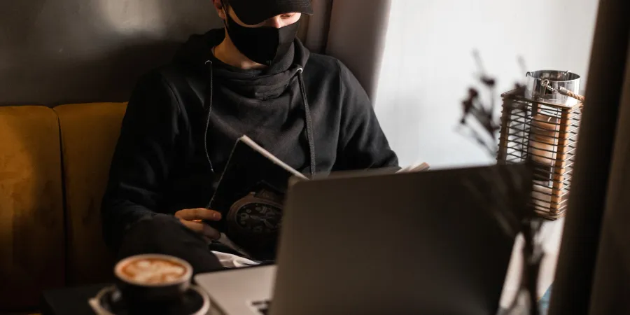 Cómo identificar reseñas falsas y por qué pueden perjudicar tanto a consumidores como a empresas