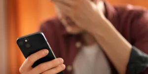 La nueva estafa por SMS que vacía tu cuenta en minutos
