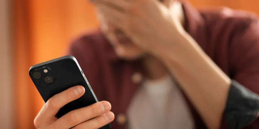 La nueva estafa por SMS que vacía tu cuenta en minutos