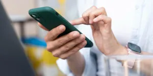 Cuidado con los mensajes sospechosos: la estafa que llegó por WhatsApp