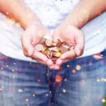 ¿Cómo nos relacionamos con el dinero en España y por qué nos avergüenza hablar de ello en público?