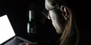 Aprende 39 Alerta digital en España: suplantan a una figura pública para estafar en redes