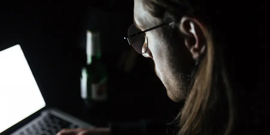 Alerta digital en España: suplantan a una figura pública para estafar en redes