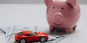 Financiar tu coche sin caer en la usura: señales de alarma en el contrato