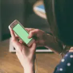 Suplantan a hoteles por WhatsApp para engañar a clientes con falsas confirmaciones de reserva
